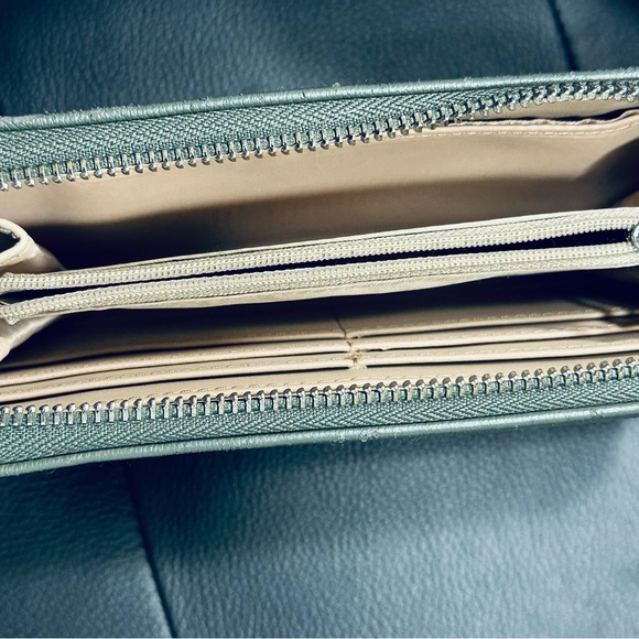 Women’s Guess Los Angeles Olive Green Wallet - Picture 3 of 7